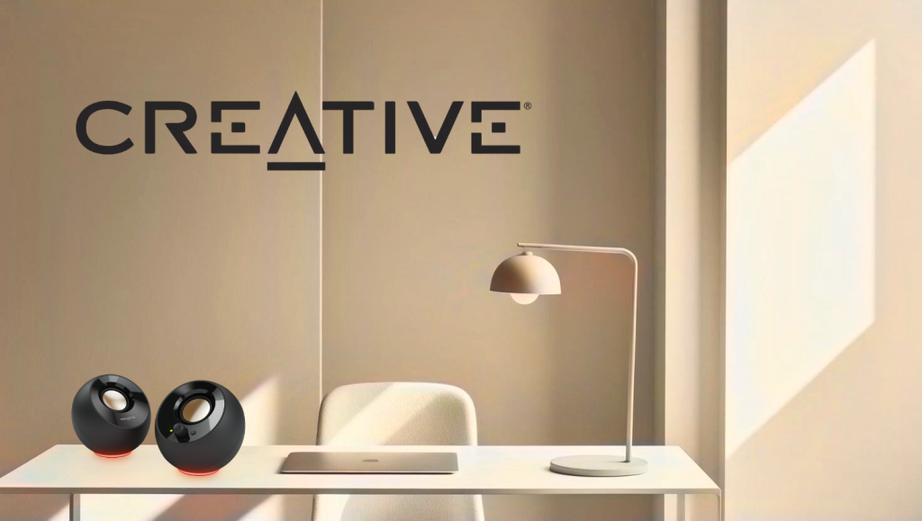 Altavoces Creative Pebble 2.0 en escritorio minimalista